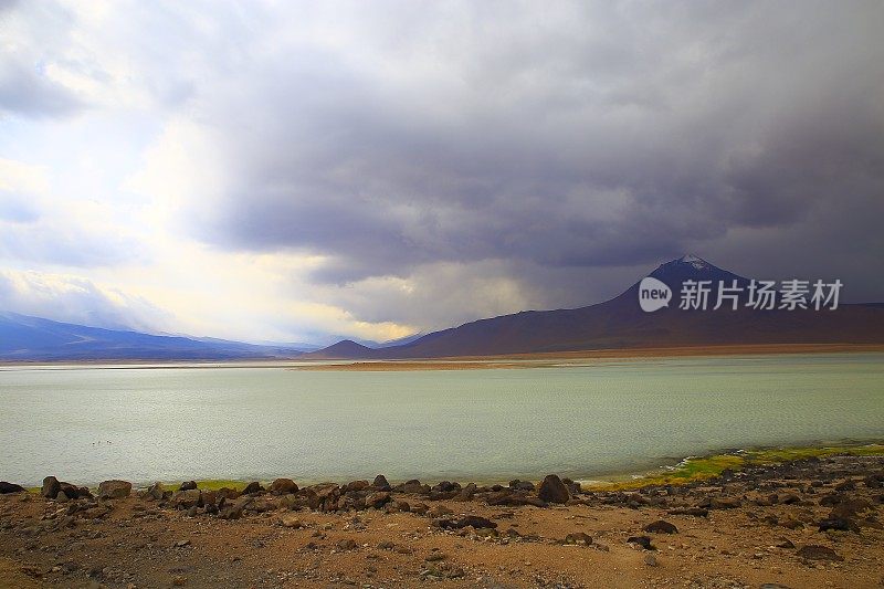 令人印象深刻的Laguna blanca和风暴云上面-白色的湖反射，利坎卡布尔和田园般的阿塔卡马沙漠，火山景观全景-波托西地区，玻利维亚安第斯，智利，Bolívia和阿根廷边境